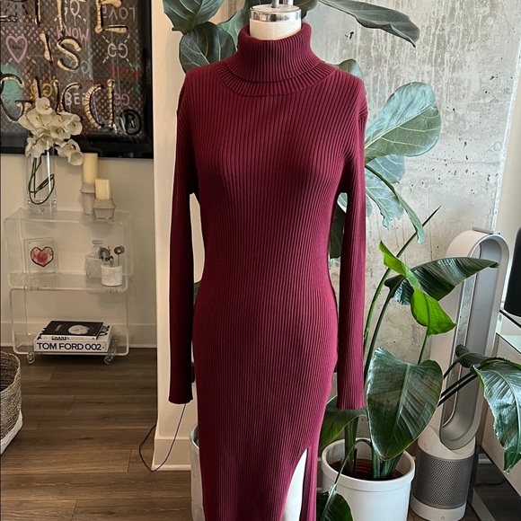 Elegant Burgundy Long Sleeve Dress - Picture 2 of 7